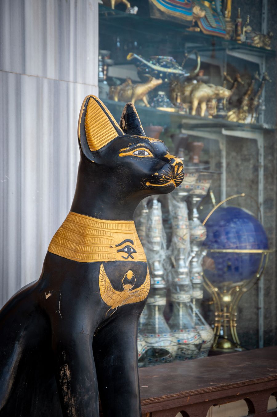 Estatua de la diosa Bastet con forma de gata