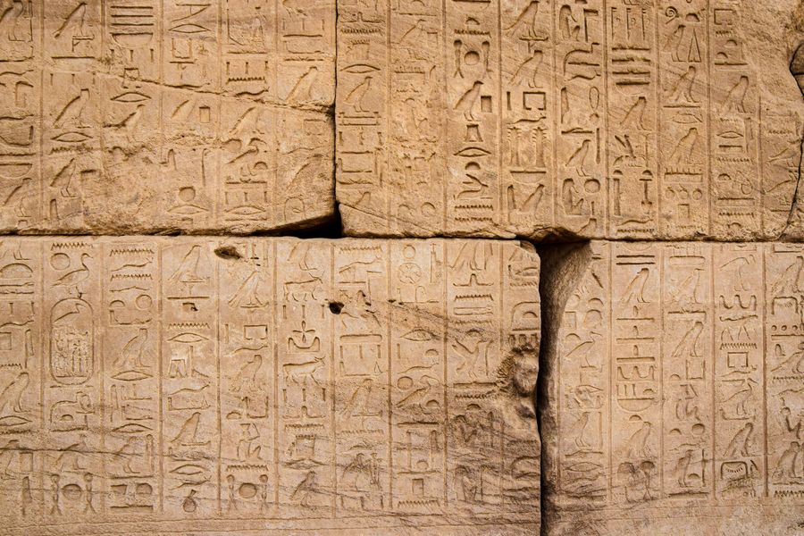 Jeroglíficos egipcios tallados en un templo