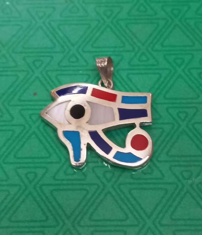 Amuletos egipcios y su significado: el Ojo de Horus, el escarabajo y la llave de la vida